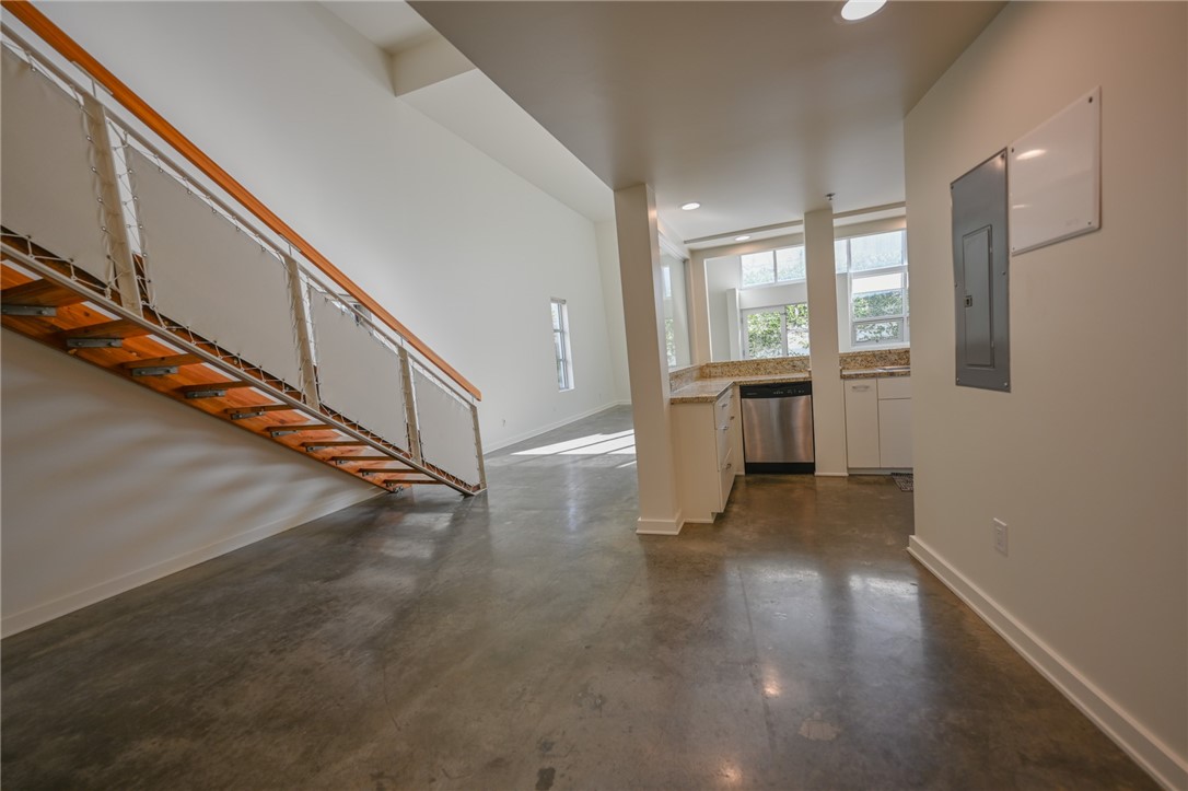 615 Hampton DR Unit: C103