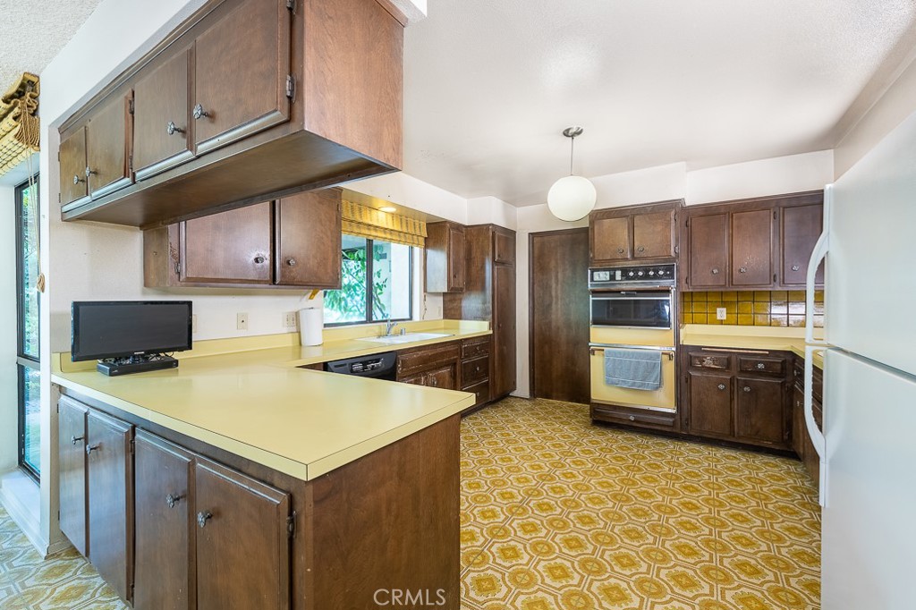 16245 Meadowridge Way