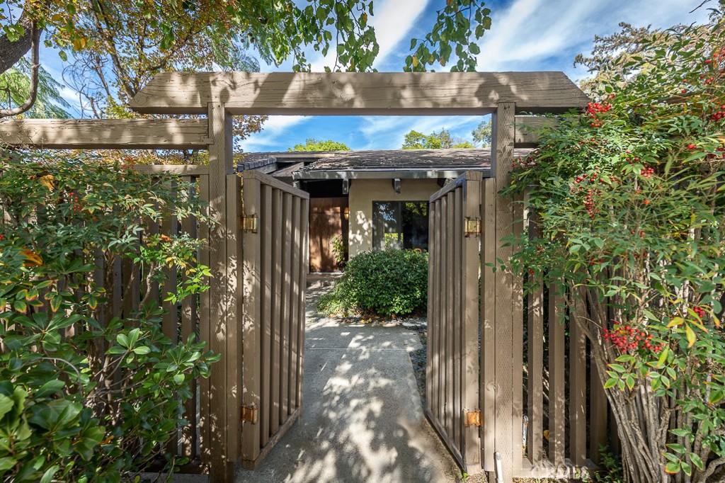16245 Meadowridge Way