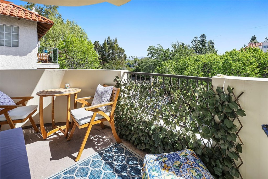 4237 Longridge Avenue Unit: 306