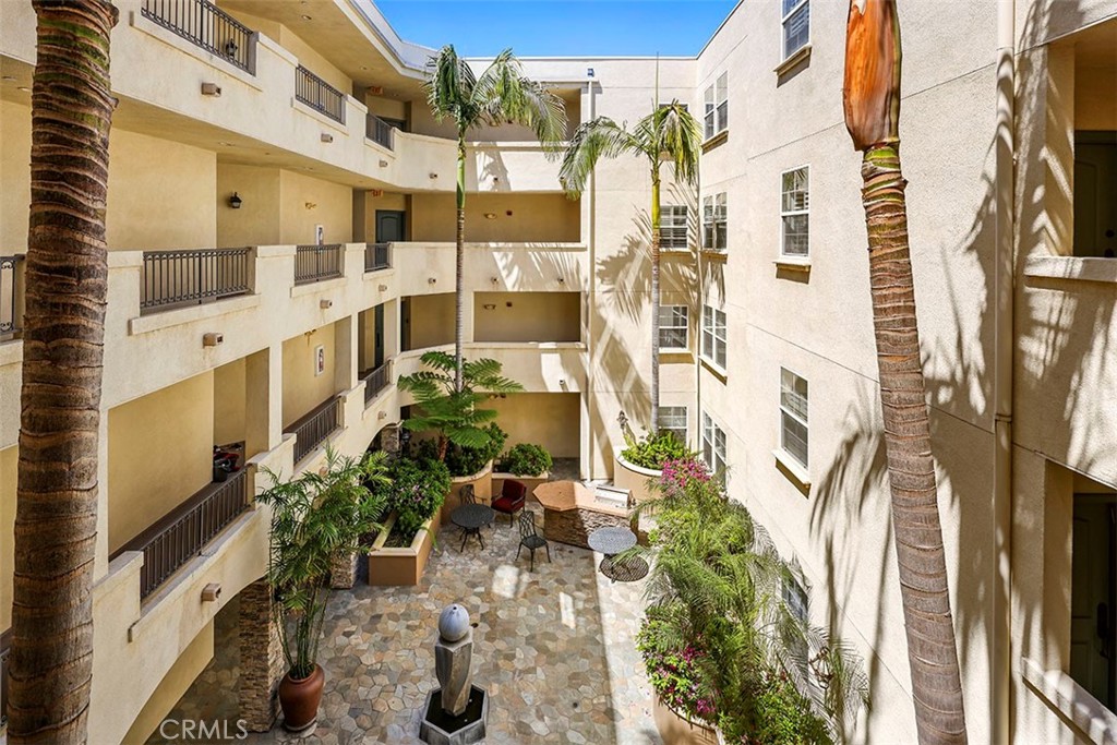4237 Longridge Avenue Unit: 306
