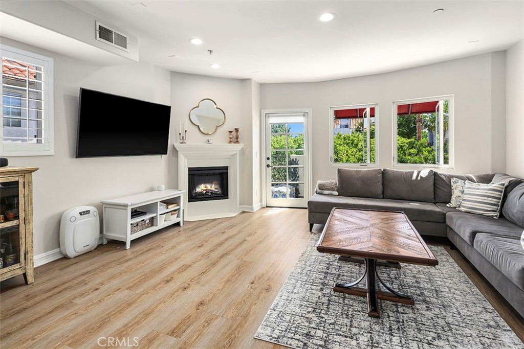 4237 Longridge Avenue Unit: 306