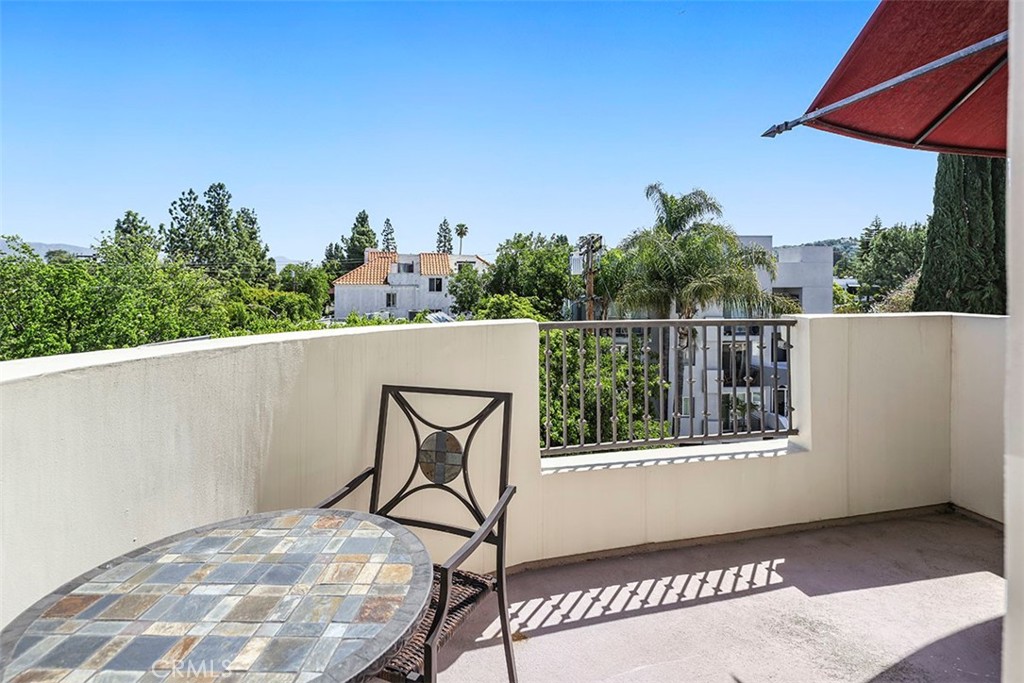 4237 Longridge Avenue Unit: 306