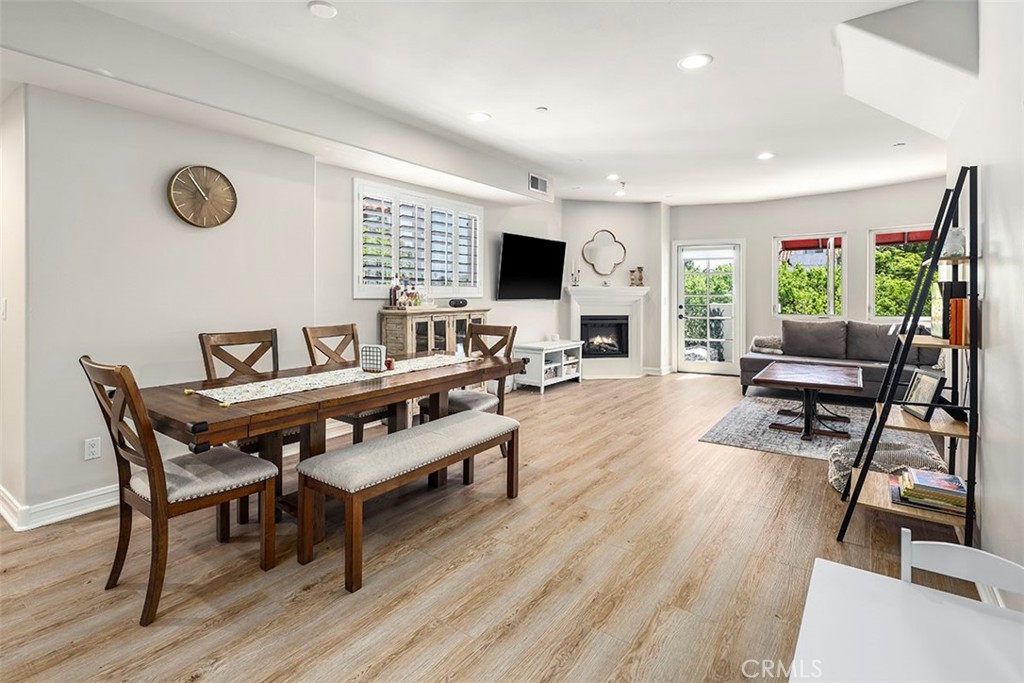 4237 Longridge Avenue Unit: 306