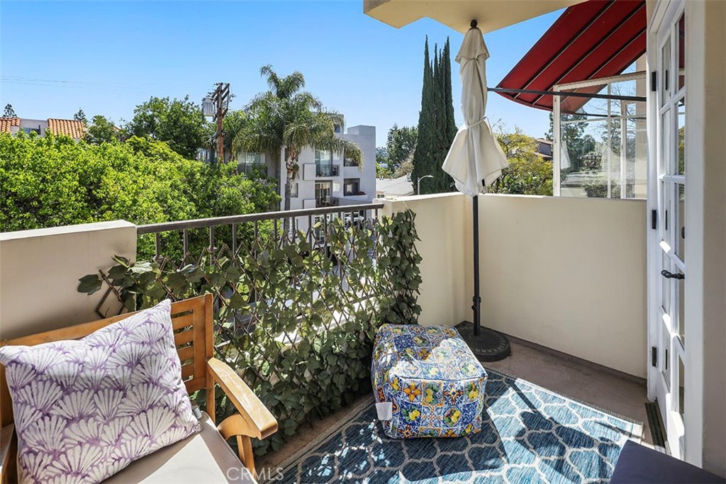 4237 Longridge Avenue Unit: 306