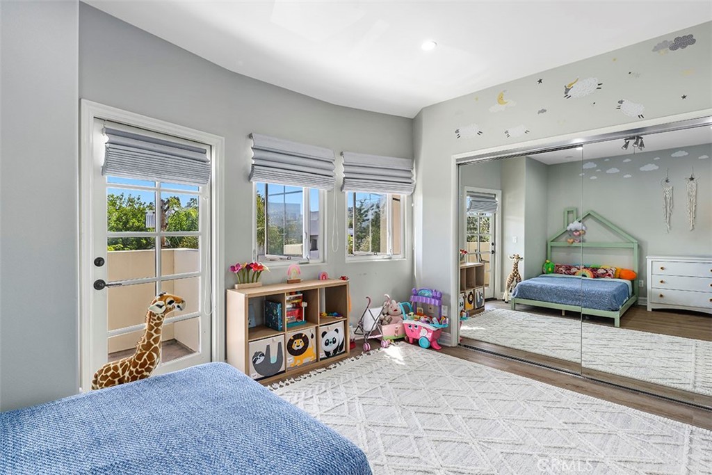 4237 Longridge Avenue Unit: 306