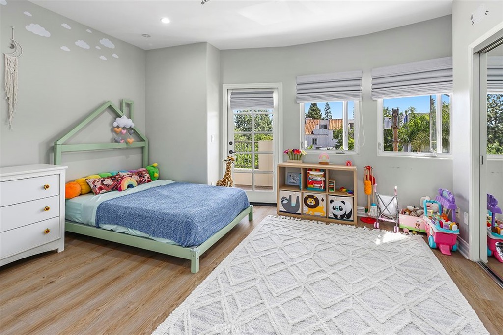 4237 Longridge Avenue Unit: 306