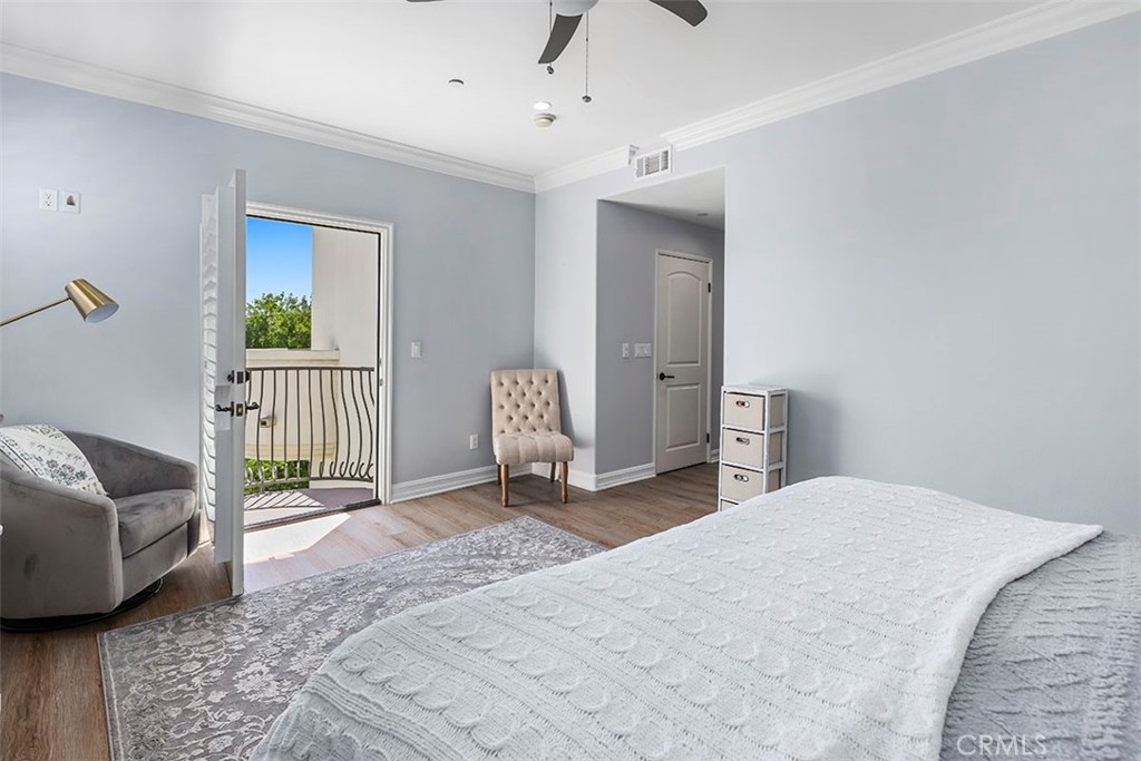 4237 Longridge Avenue Unit: 306
