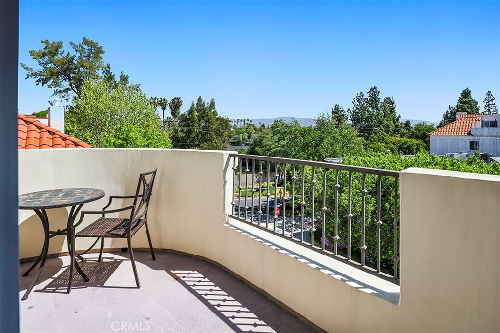 4237 Longridge Avenue Unit: 306
