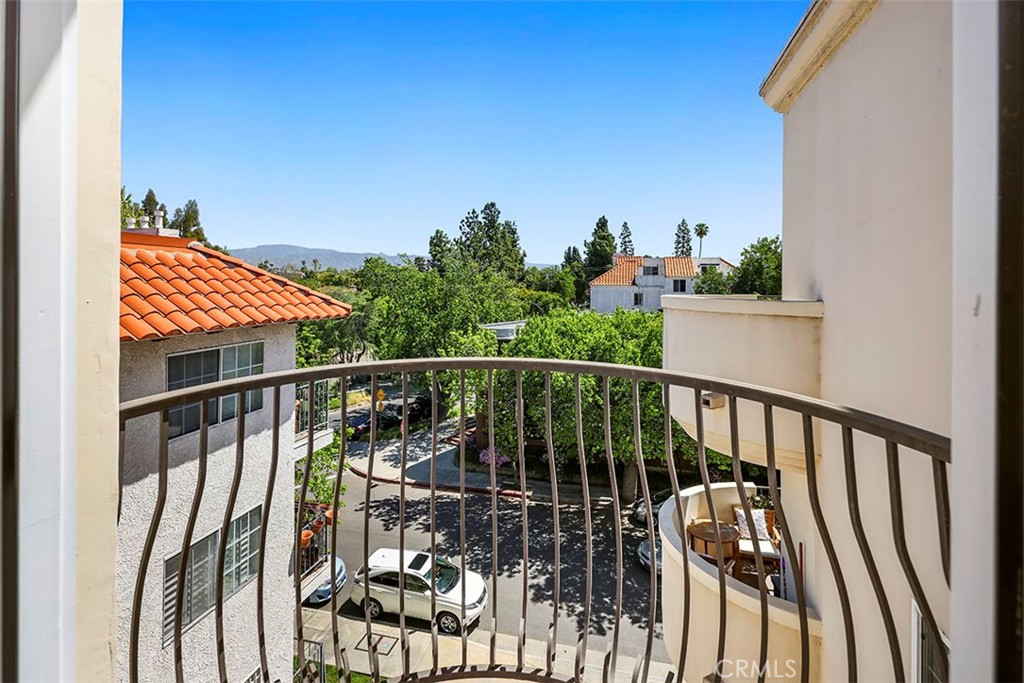 4237 Longridge Avenue Unit: 306