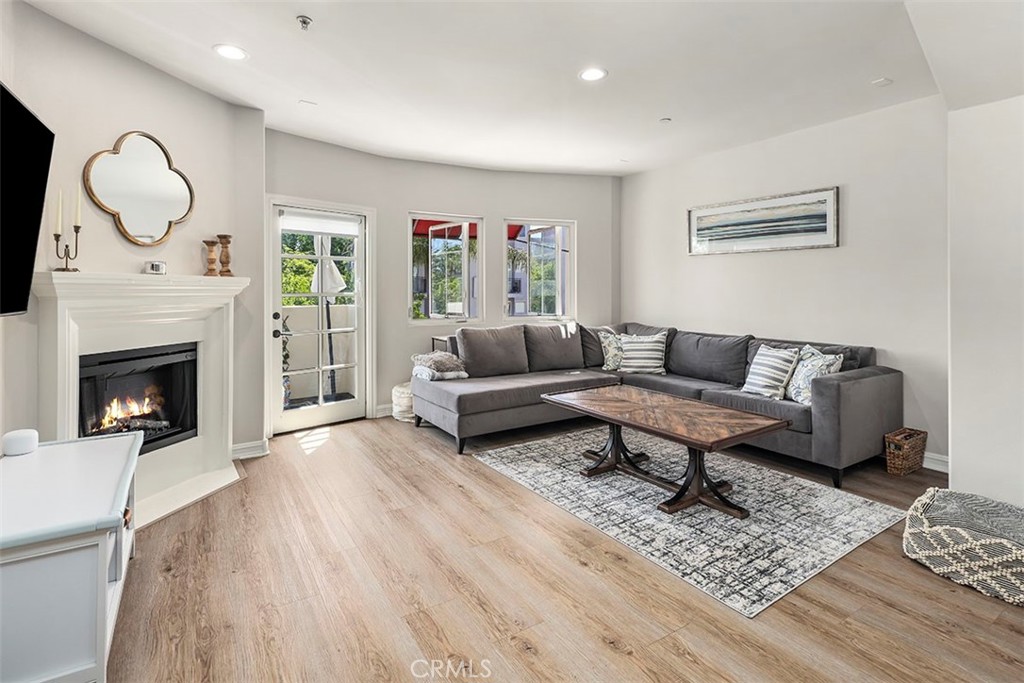 4237 Longridge Avenue Unit: 306