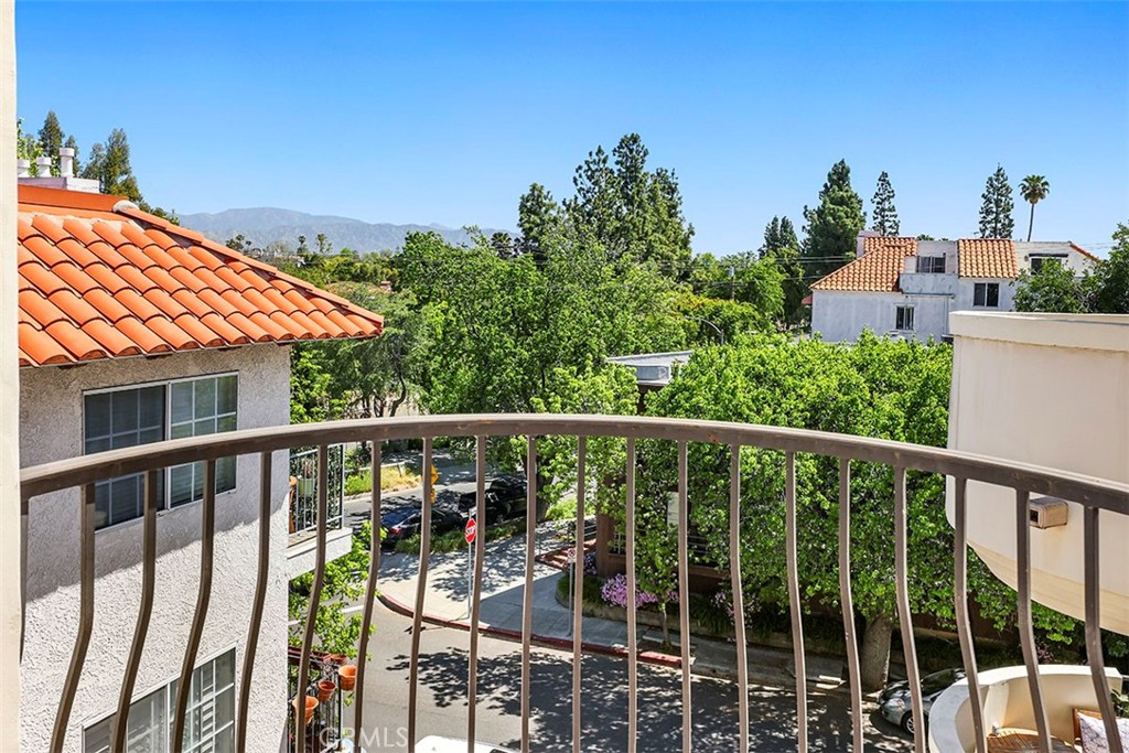 4237 Longridge Avenue Unit: 306