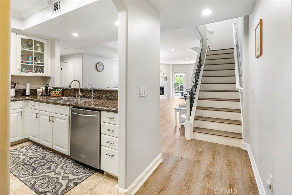 4237 Longridge Avenue Unit: 306