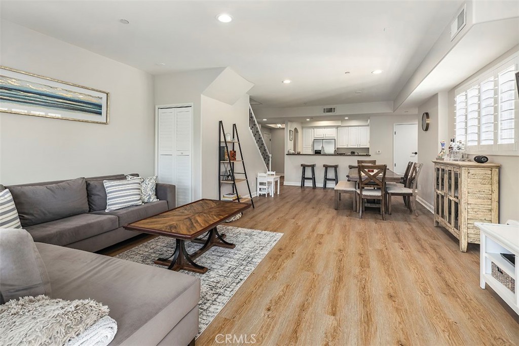 4237 Longridge Avenue Unit: 306