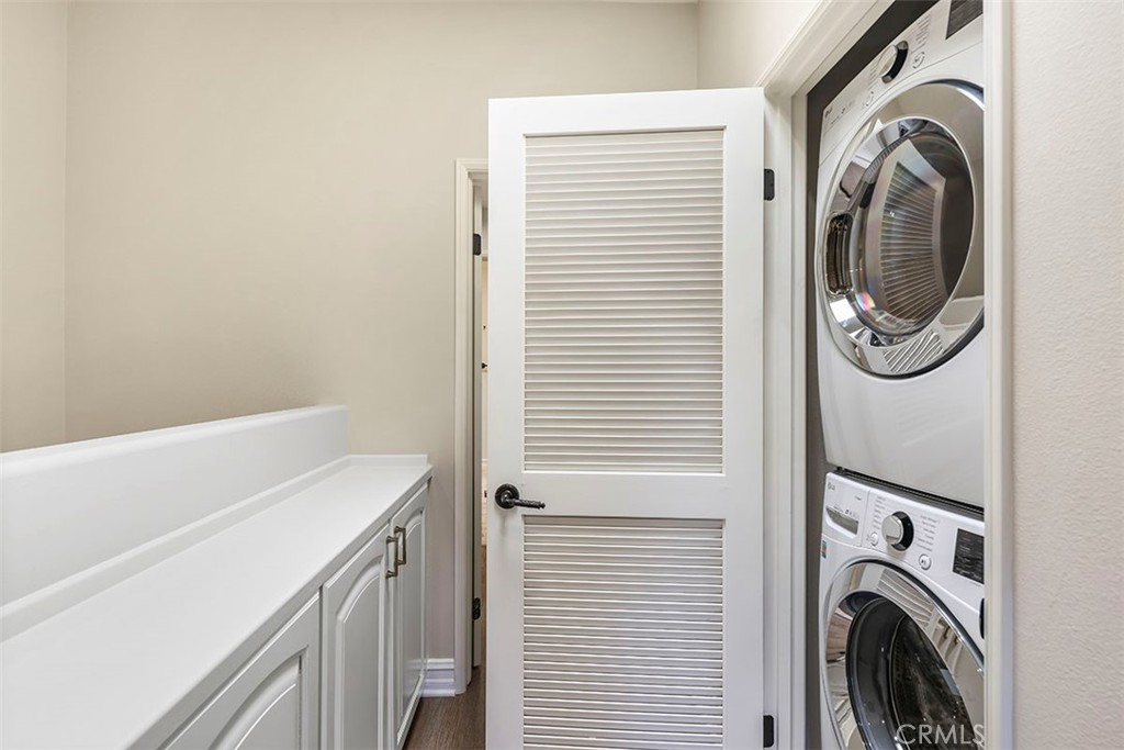 4237 Longridge Avenue Unit: 306