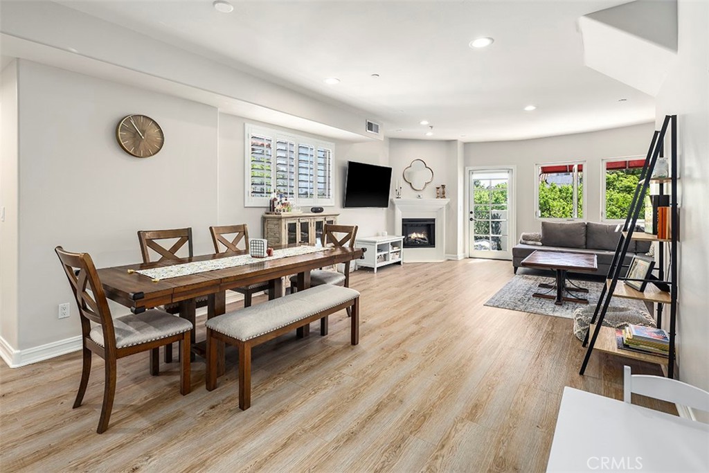 4237 Longridge Avenue Unit: 306
