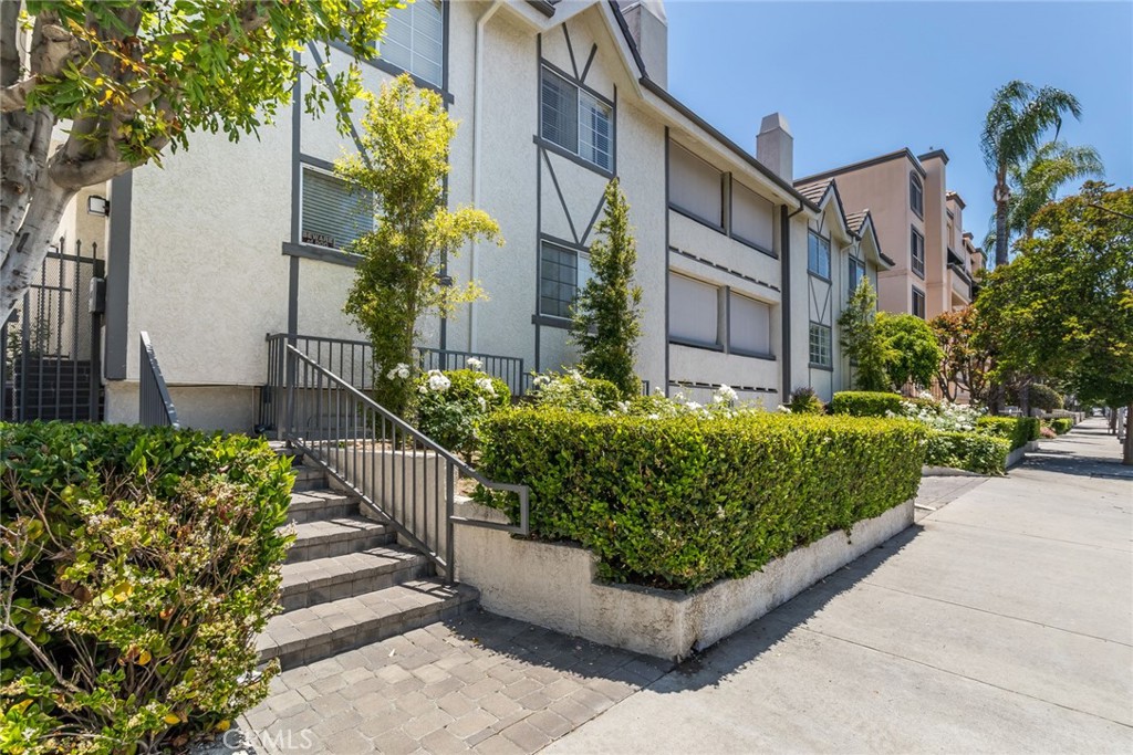 5230 Zelzah Avenue Unit: 14