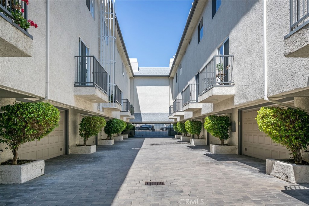 5230 Zelzah Avenue Unit: 14