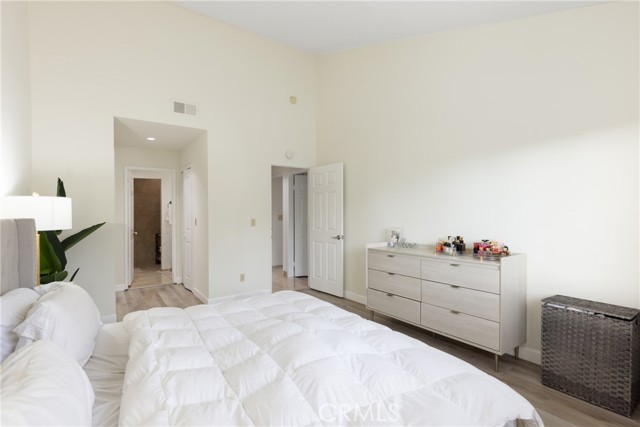 18136 Oxnard ST Unit: 39