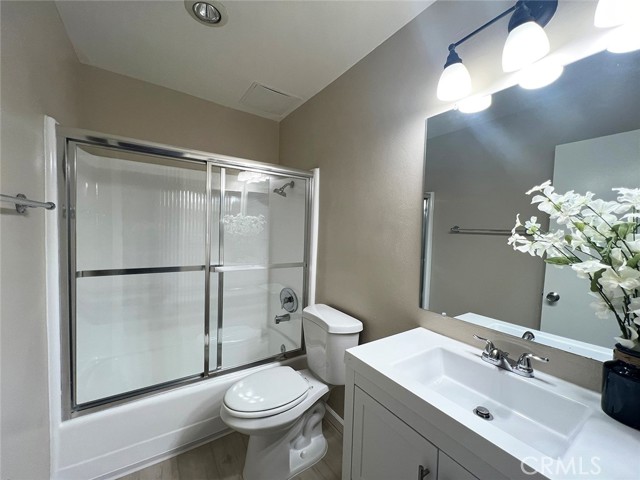 20134 Leadwell ST Unit: 211