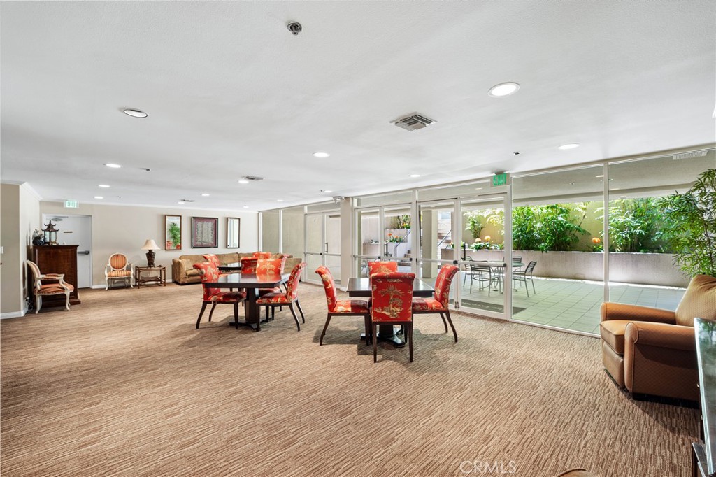 575 S Barrington Avenue 109