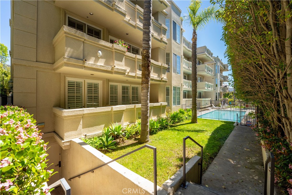 575 S Barrington Avenue 109