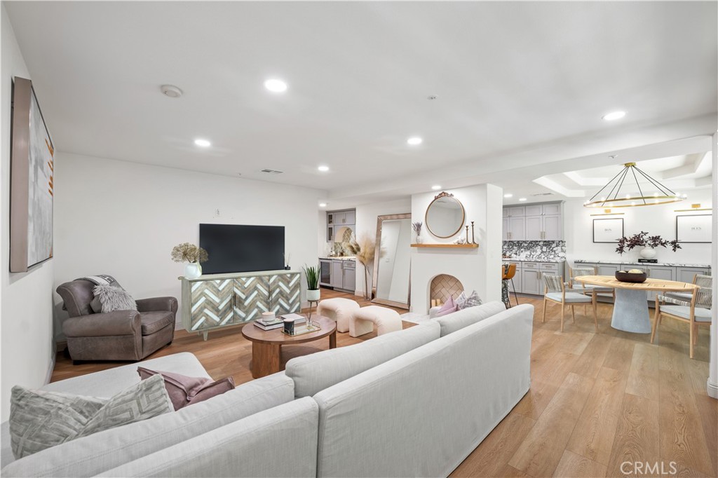 575 S Barrington Avenue 109