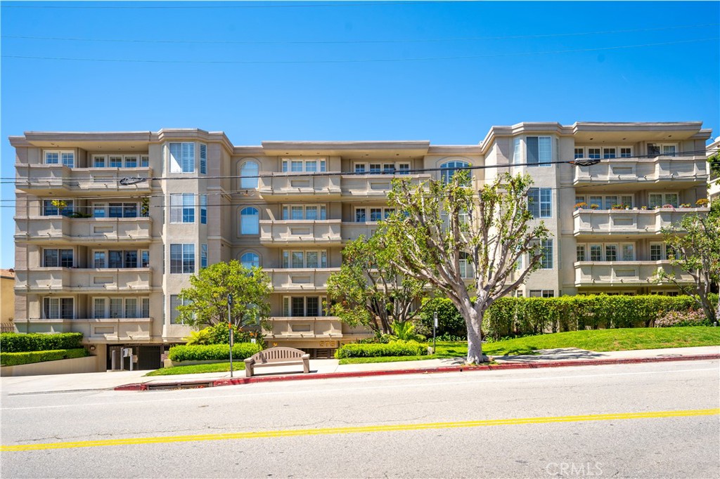 575 S Barrington Avenue 109