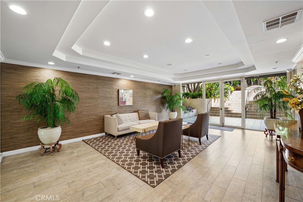 575 S Barrington Avenue 109