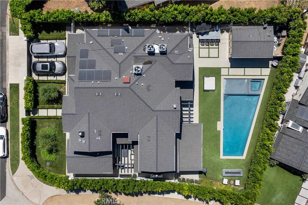 17631 Tarzana Street