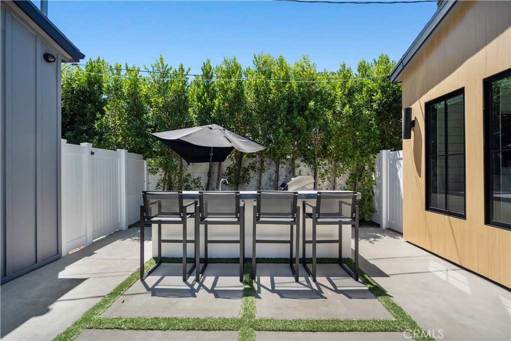 17631 Tarzana Street