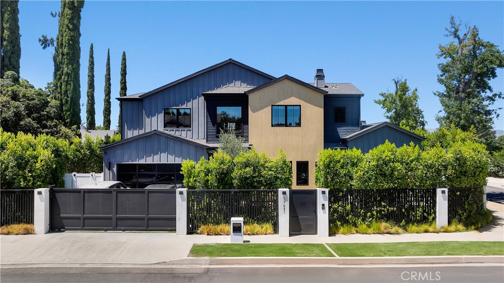 17631 Tarzana Street