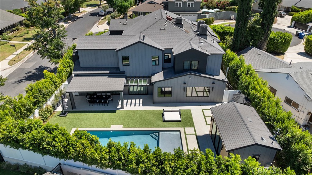 17631 Tarzana Street