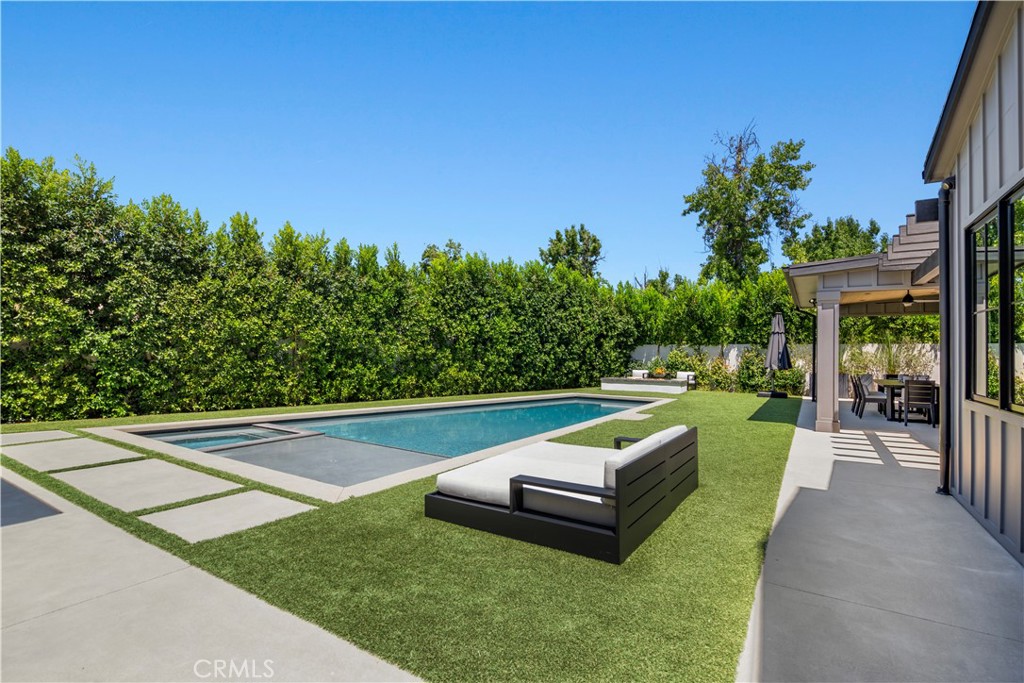 17631 Tarzana Street