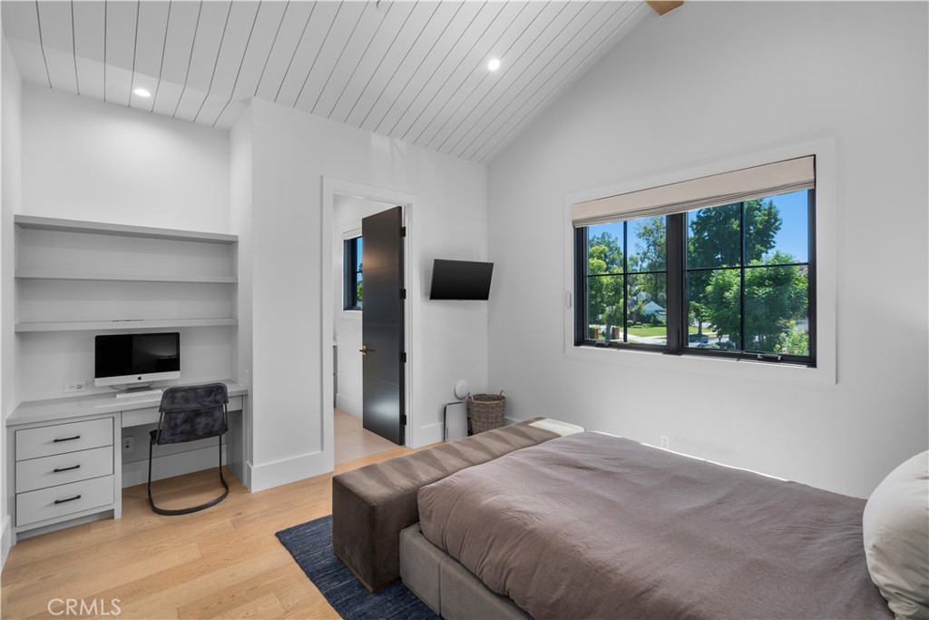 17631 Tarzana Street