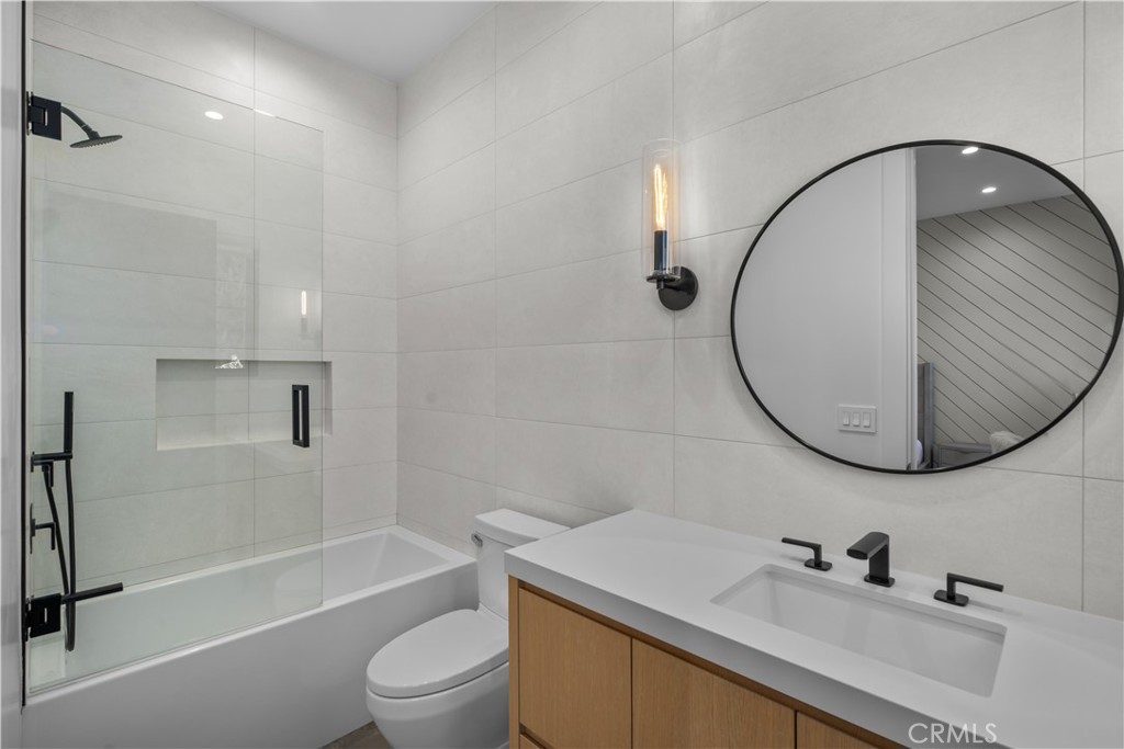 17631 Tarzana Street