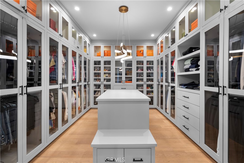 17631 Tarzana Street