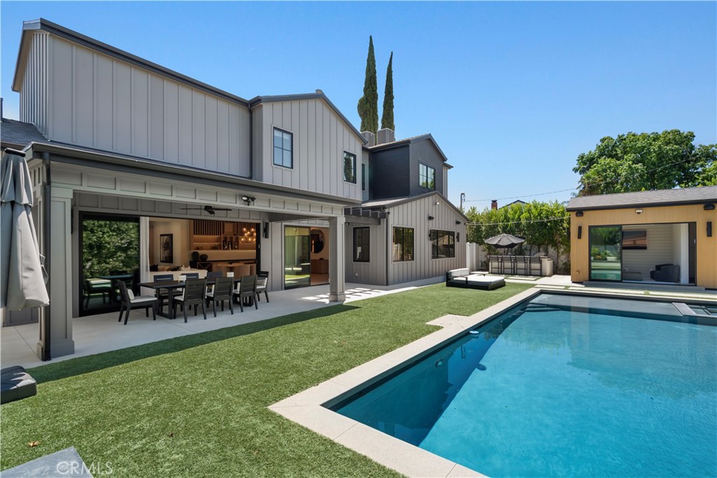 17631 Tarzana Street