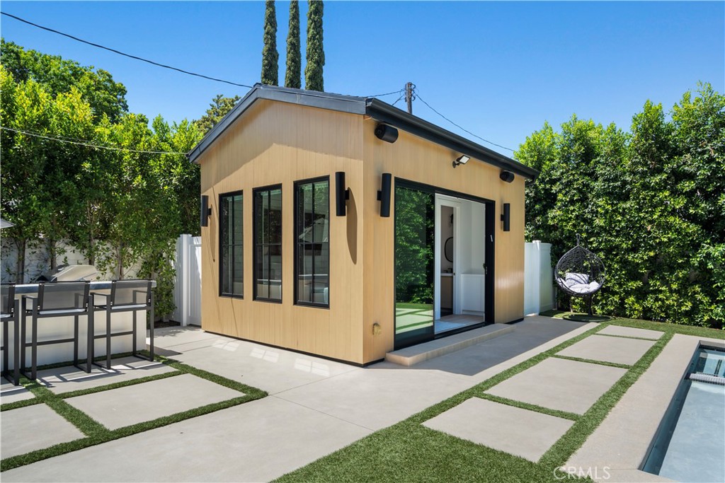 17631 Tarzana Street