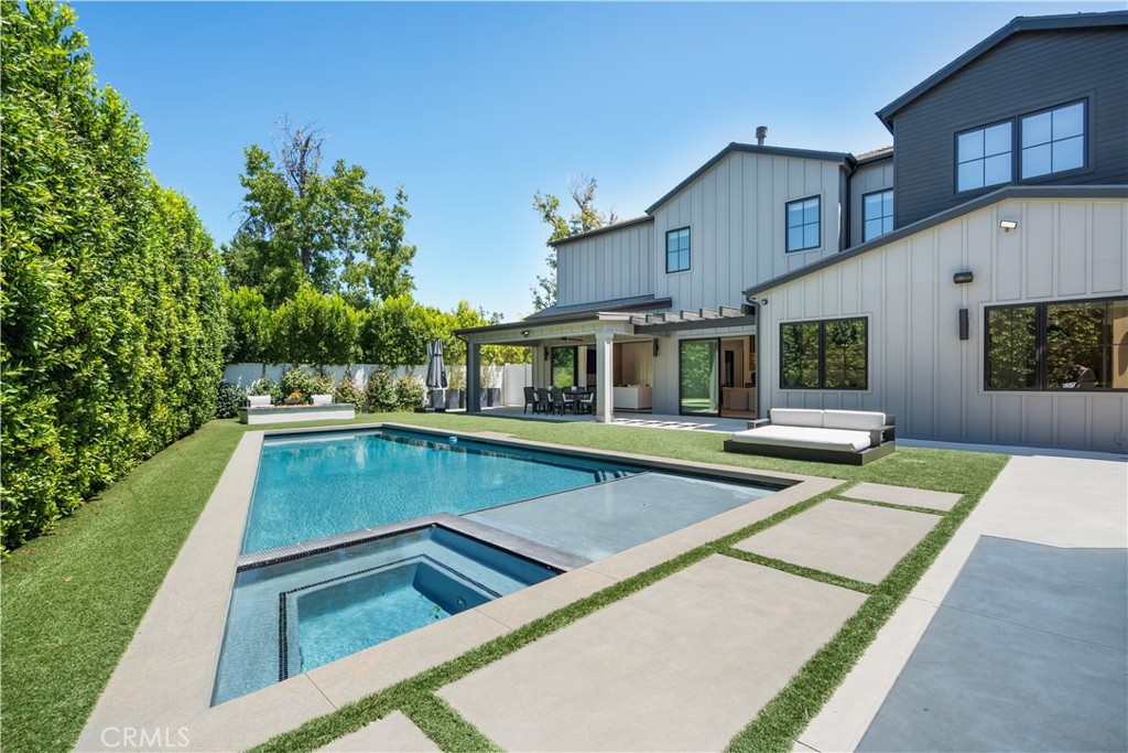 17631 Tarzana Street