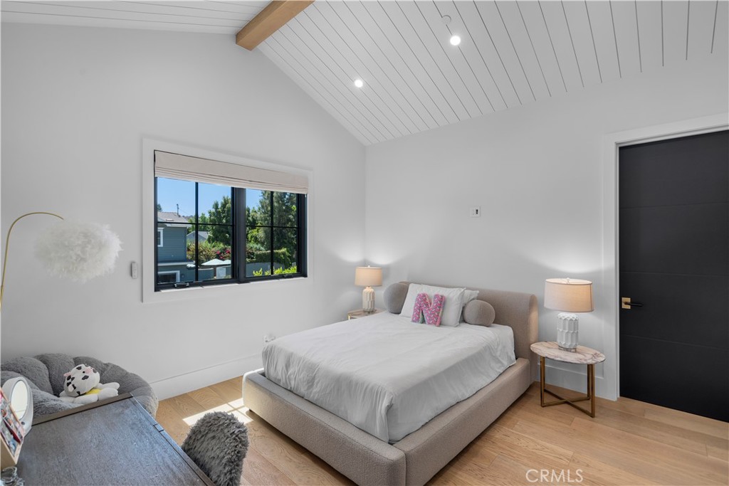 17631 Tarzana Street