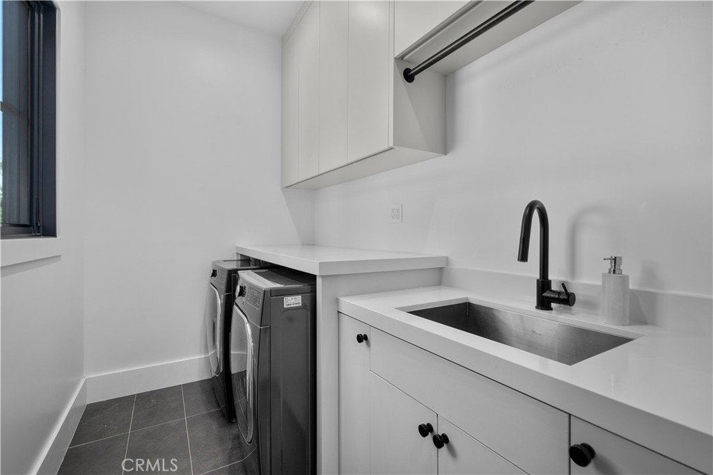 17631 Tarzana Street