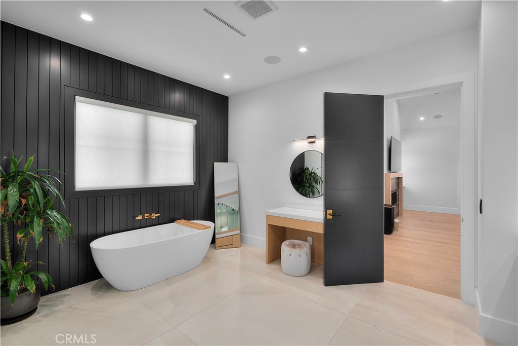 17631 Tarzana Street