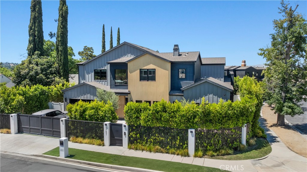 17631 Tarzana Street