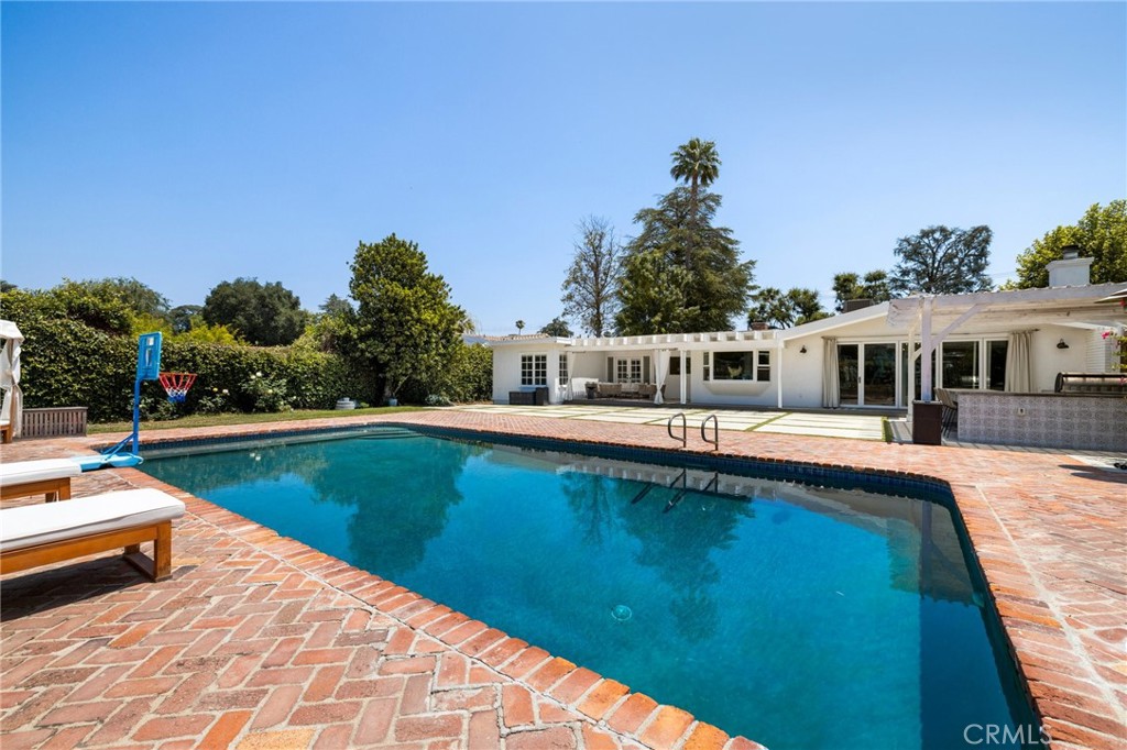 5337 Topeka Drive