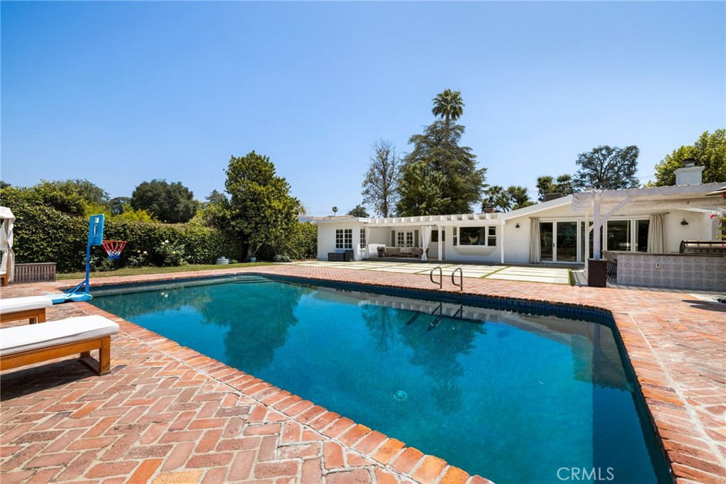 5337 Topeka Drive