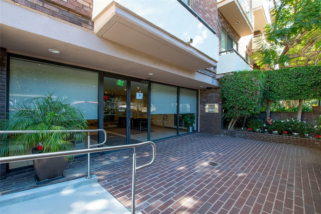 1880 Veteran Avenue 306