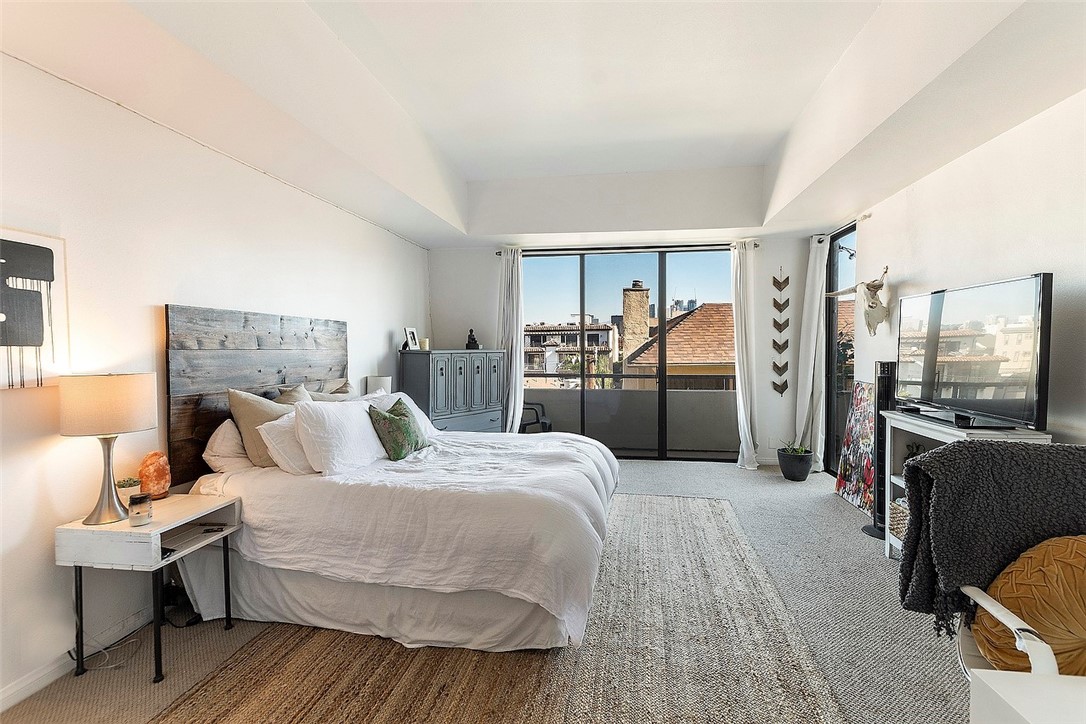 1880 Veteran Avenue 306