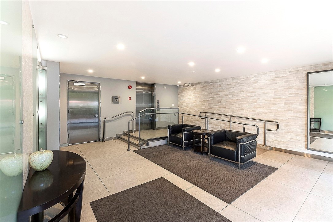 1880 Veteran Avenue 306