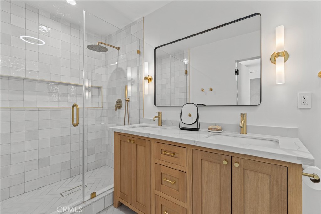 240 W Gainsborough Road